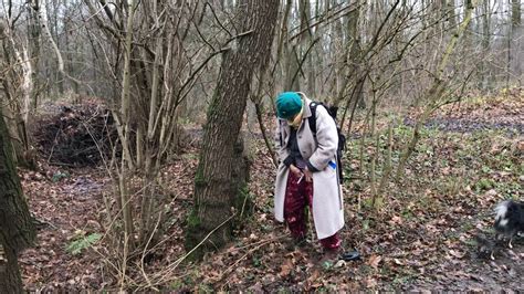 Oma pinkelt im Stehen im winterlichen Wald